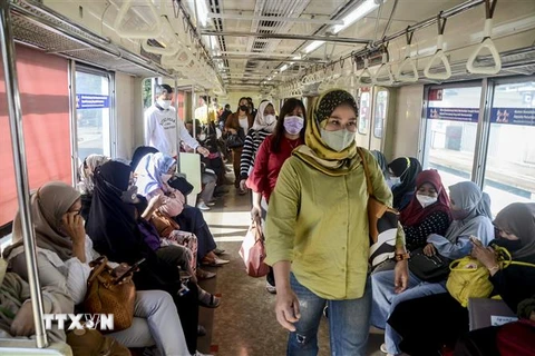 Người dân đeo khẩu trang phòng dịch COVID-19 trên tàu hỏa ở Bogor, Tây Java, Indonesia, ngày 14/3/2022. (Ảnh: THX/ TTXVN) 