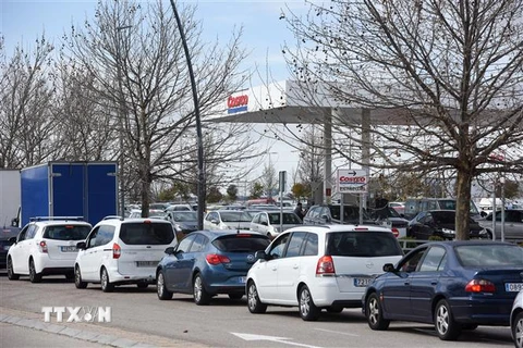 Các phương tiện xếp hàng mua xăng trong bối cảnh giá nhiên liệu tăng cao tại một trạm bán xăng ở Madrid, Tây Ban Nha ngày 12/3/2022. (Ảnh: THX/TTXVN) 
