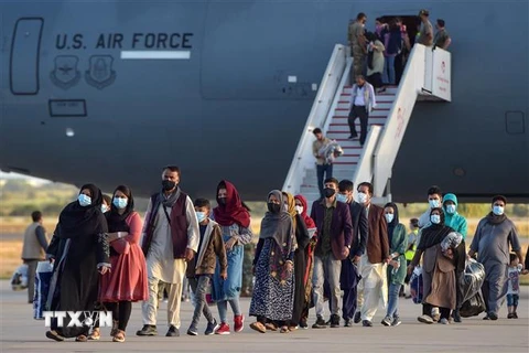 Máy bay quân sự của Mỹ đưa người tị nạn Afghanistan từ Kabul tới căn cứ hải quân Rota, Tây Ban Nha, ngày 31/8/2021. (Ảnh: AFP/TTXVN) 