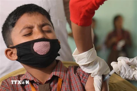 Nhân viên y tế tiêm vaccine phòng COVID-19 cho học sinh tại Agartala, bang Tripura, Ấn Độ, ngày 16/3/2022. (Ảnh: THX/ TTXVN) 
