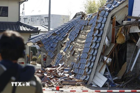Căn nhà bị sập do động đất tại thị trấn Kunimi, tỉnh Fukushima, Đông Bắc Nhật Bản ngày 17/3/2022. (Ảnh: Kyodo/TTXVN) 