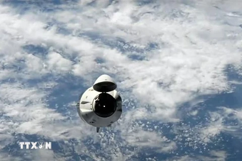 Tàu Crew Dragon mang theo bốn phi hành gia thực hiện sứ mệnh Crew-2 của NASA trở về Trái Đất ngày 8/11/2021. (Ảnh: AFP/TTXVN) 