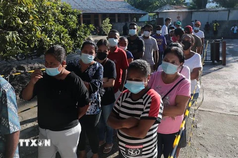 Người dân xếp hàng chờ bỏ phiếu trong cuộc bầu cử tổng thống thứ 5 ở Dili, Timor Leste, ngày 19/3/2022. (Ảnh: AFP/TTXVN) 