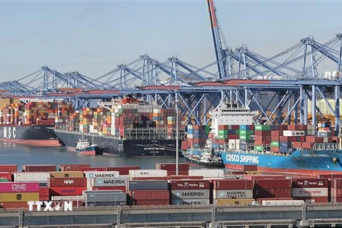 Container hàng hóa được bốc dỡ tại cảng Busan, Hàn Quốc, ngày 1/1/2022. (Ảnh: Yonhap/TTXVN) 