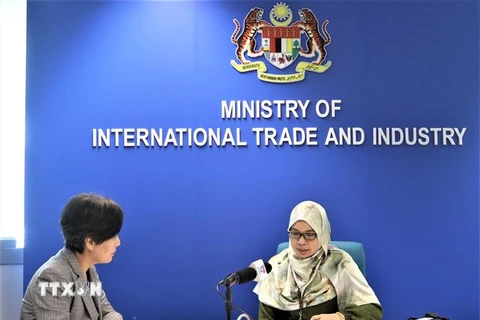 Bà Jamilah Haji Hassan, Giám đốc cấp cao phụ trách Hội nhập kinh tế ASEAN, Bộ Thương mại và Công nghiệp quốc tế Malaysia, trả lời phỏng vấn phóng viên TTXVN tại Kuala Lumpur. (Ảnh: Mạnh Tuân/TTXVN) 