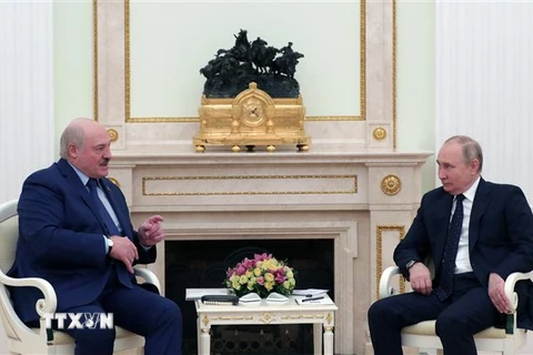 Tổng thống Belarus Alexander Lukashenko (trái) và Tổng thống Nga Vladimir Putin (phải) tại cuộc hội đàm ở Moskva, Nga, ngày 11/3/2022. (Ảnh: AFP/TTXVN) 