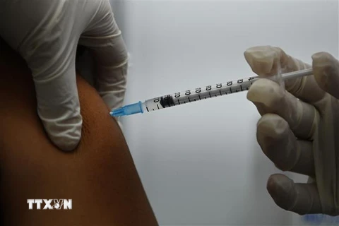 Nhân viên y tế tiêm vaccine ngừa COVID-19 cho người dân tại Mejicanos, El Salvador. (Ảnh: AFP/TTXVN) 