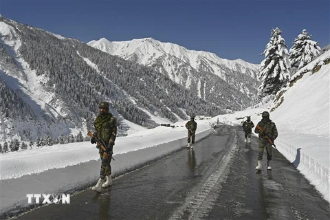 Binh sỹ Ấn Độ tuần tra gần khu vực Ladakh, ngày 28/2/2021. (Ảnh: AFP/TTXVN) 