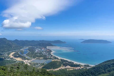 Toàn cảnh Vườn Quốc gia Côn Đảo và trung tâm hành chính huyện Côn Đảo. (Ảnh: TTXVN/phát) 