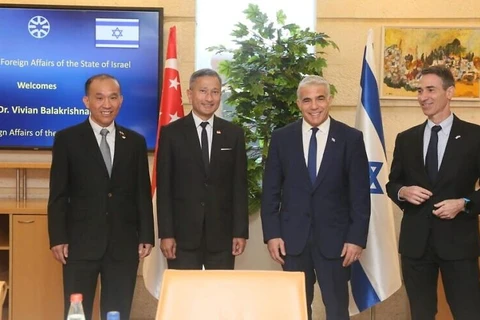 Ngoại trưởng Israel Yair Lapid và người đồng cấp Singapore, Vivian Balakrishnan thông báo rằng Singapore sẽ mở đại sứ quán tại Israel. (Nguồn: Twitter) 