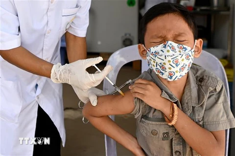 Nhân viên y tế tiêm vaccine phòng COVID-19 của hãng Sinovac cho trẻ em tại Phnom Penh, Campuchia, ngày 23/2/2022. (Ảnh: AFP/TTXVN) 