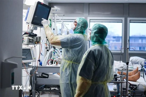 Điều trị cho bệnh nhân nhiễm COVID-19 tại bệnh viện ở Bochum, Đức. (Ảnh: AFP/TTXVN) 
