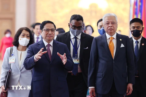 Thủ tướng Phạm Minh Chính và Thủ tướng Malaysia Dato’ Sri Ismail Sabri bin Yaakob. (Ảnh: Dương Giang/TTXVN) 