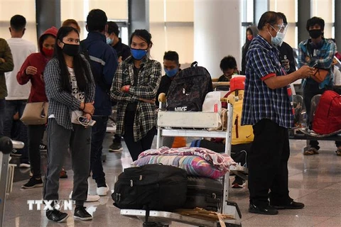 Hành khách đeo khẩu trang phòng dịch COVID-19 tại sân bay ở Manila, Philippines. (Ảnh: AFP/TTXVN) 