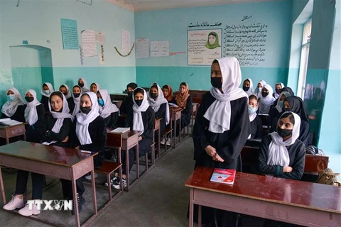 Học sinh gái tại một trường học tại Kabul, Afghanistan, ngày 23/3/2022. (Ảnh: AFP/TTXVN) 