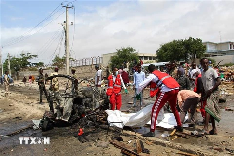 Nhân viên y tế Somalia chuyển thi thể nạn nhân tại hiện trường vụ đánh bom liều chết ở thủ đô Mogadishu, ngày 10/7/2021. (Ảnh: AFP/TTXVN) 