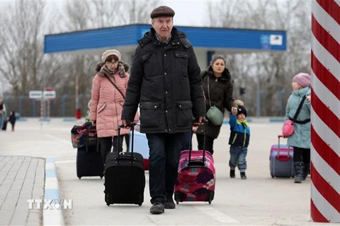 Người dân Ukraine sơ tán tránh xung đột tới cửa khẩu ở Palanca, khu vực biên giới giữa Moldova và Ukraine, ngày 14/3/2022. (Ảnh: AFP/TTXVN) 