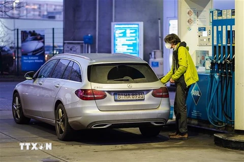 Người dân bơm xăng cho phương tiện tại trạm xăng ở Berlin, Đức, ngày 11/2/2022. (Ảnh: THX/TTXVN) 