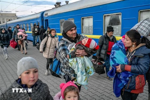 Người dân lên tàu hỏa để sơ tán tránh xung đột ở Odessa, Ukraine, ngày 9/3/2022. (Ảnh: AFP/TTXVN) 