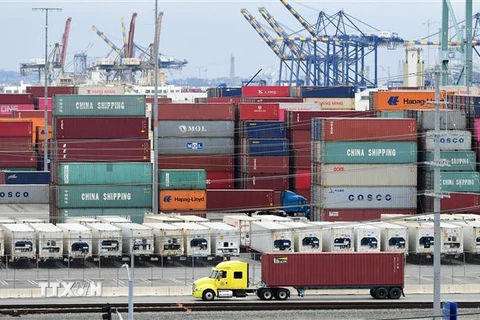 Container hàng hóa tại khu cảng ở San Pedro, California, Mỹ. (Ảnh: AFP/TTXVN) 