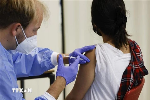 Nhân viên y tế tiêm vaccine phòng COVID-19 cho người dân tại Berlin, Đức. (Ảnh: AFP/TTXVN) 