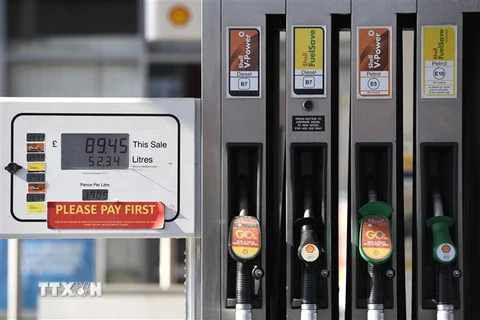 Bảng giá xăng và dầu diesel tiếp tục tăng tại một trạm bơm xăng của Shell ở Manchester, Anh, ngày 8/3/2022. (Ảnh: AFP/TTXVN) 