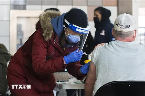 Nhân viên y tế tiêm vaccine phòng COVID-19 cho người dân tại Toronto, Canada, ngày 28/3/2022. (Ảnh: THX/TTXVN) 