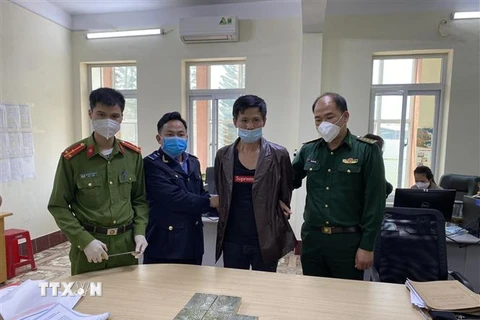 Đối tượng La Đức Thuận (sinh năm 1967, trú tại thị trấn Trùng Khánh, huyện Trùng Khánh, tỉnh Cao Bằng) bị bắt vì hành vi vận chuyển, mua bán trái phép chất ma túy. (Ảnh: TTXVN phát) 