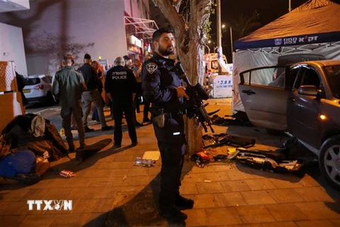 Lực lượng an ninh điều tra tại hiện trường vụ tấn công ở thành phố Hadera, miền Trung Israel ngày 27/3/2022. (Ảnh: AFP/TTXVN) 