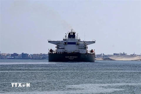 Tàu hàng di chuyển qua kênh đào Suez, Ai Cập ngày 30/3/2021. (Ảnh: AFP/TTXVN) 