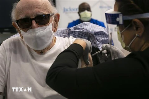 Nhân viên y tế tiêm vaccine phòng COVID-19 của Pfizer/BioNTech cho người cao tuổi tại Miami, Florida, Mỹ. (Ảnh: AFP/TTXVN) 