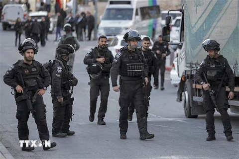 Cảnh sát Israel điều tra tại hiện trường vụ một tấn công bằng dao tại Jerusalem. (Ảnh: AFP/TTXVN) 