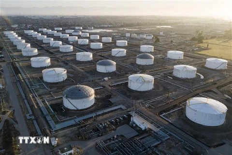 Các bể chứa dầu tại một cơ sở dự trữ ở Carson, bang California, Mỹ. (Ảnh: AFP/TTXVN) 