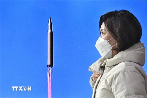 Hình ảnh về vụ phóng vật thể không xác định, dường như là tên lửa đạn đạo, của Triều Tiên, được phát trên truyền hình, tại nhà ga Seoul, Hàn Quốc ngày 24/3/2022. (Ảnh: AFP/TTXVN) 