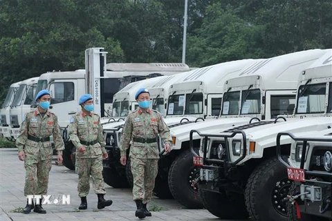 Đội Công binh số 1 chuẩn bị các phương tiện xe, máy trước ngày lên đường. (Ảnh: Trọng Đức/TTXVN) 