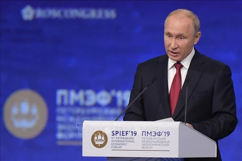 Tổng thống Nga Vladimir Putin phát biểu tại Diễn đàn Kinh tế quốc tế Saint Petersburg (SPIEF) ngày 7/6/2019. (Ảnh: AFP/TTXVN) 