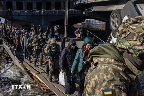 Sơ tán người dân khỏi thành phố chiến sự Mariupol, miền Đông Ukraine. (Ảnh: Dayto News/TTXVN) 