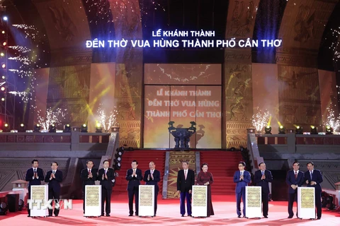 Chủ tịch nước Nguyễn Xuân Phúc và các vị lãnh đạo, nguyên lãnh đạo Đảng, Nhà nước thực hiện nghi thức khánh thành Đền thờ Vua Hùng tại Cần Thơ. (Ảnh: Thống Nhất/TTXVN) 