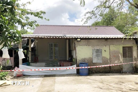 Ngôi nhà nơi xảy ra vụ việc 3 người trong một gia đình tử vong chưa rõ nguyên nhân tại khóm 6, thị trấn Cái Đôi Vàm, huyện Phú Tân. (Ảnh: TTXVN) 