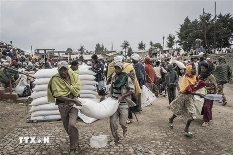 Người tị nạn nhận lương thực cứu trợ tại Gondar, Ethiopia ngày 15/9/2021. (Ảnh: AFP/TTXVN) 