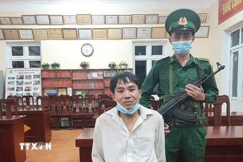 Đối tượng Đào Văn Chung và tang vật vụ án bị bắt giữ tại cơ quan chức năng. (Ảnh: TTXVN phát) 