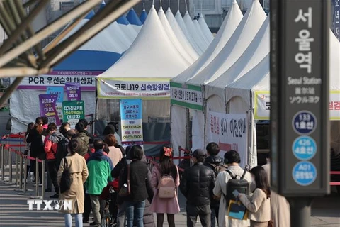 Người dân xếp hàng chờ xét nghiệm COVID-19 tại Seoul, Hàn Quốc, ngày 4/4/2022. (Ảnh: Yonhap/TTXVN) 