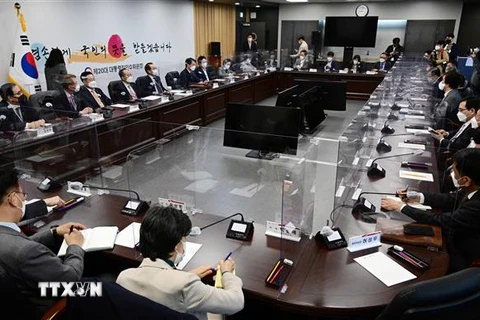 Cuộc họp ủy ban chuyển tiếp của Tổng thống đắc cử Hàn Quốc Yoon Suk-yeol tại Seoul. (Ảnh: Yonhap/TTXVN) 
