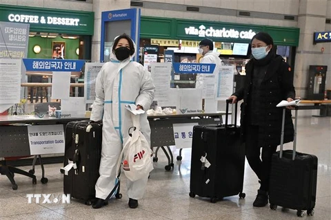 Hành khách tới sân bay quốc tế Incheon, Hàn Quốc. (Ảnh: AFP/TTXVN) 