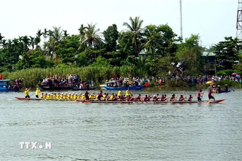 Đông đảo du khách cổ vũ cho các đội đua thi đấu tại Giải đua thuyền thành phố Tam Kỳ. (Ảnh: Trịnh Bang Nhiệm/TTXVN) 