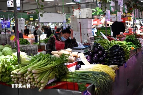 Quang cảnh tại một khu chợ ở Bắc Kinh, Trung Quốc. (Ảnh: AFP/TTXVN) 
