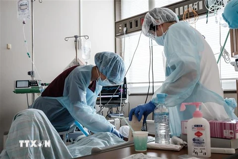 Nhân viên y tế điều trị cho bệnh nhân COVID-19 tại bệnh viện ở Sapporo, Nhật Bản. (Ảnh: AFP/TTXVN) 