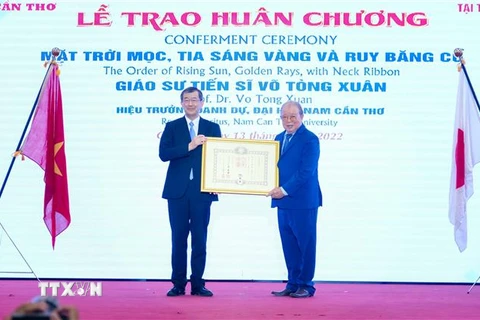 Tổng Lãnh sự Nhật Bản tại Thành phố Hồ Chí Minh Watanabe Nobuhiro trao Huân chương Mặt Trời Mọc, Tia Sáng Vàng và Ruy Băng Cổ của Chính phủ Nhật Bản cho Giáo sư Võ Tòng Xuân. (Ảnh: Thanh Liêm/TTXVN) 