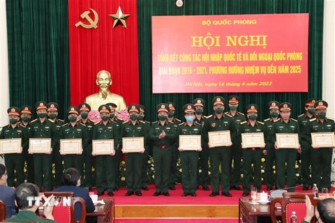 Thượng tướng Hoàng Xuân Chiến, Thứ trưởng Bộ Quốc phòng, trao Bằng khen của Bộ trưởng Bộ Quốc phòng cho các đơn vị. (Ảnh: TTXVN phát) 