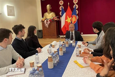 Đại sứ Việt Nam tại Pháp Đinh Toàn Thắng trao đổi với sinh viên Học viện chính trị Paris (Sciences Po). (Ảnh: Nguyễn Thu Hà/TTXVN) 